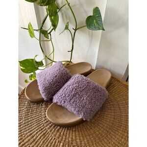 Stars Above Women’s size 10 pink fuzzy slippers